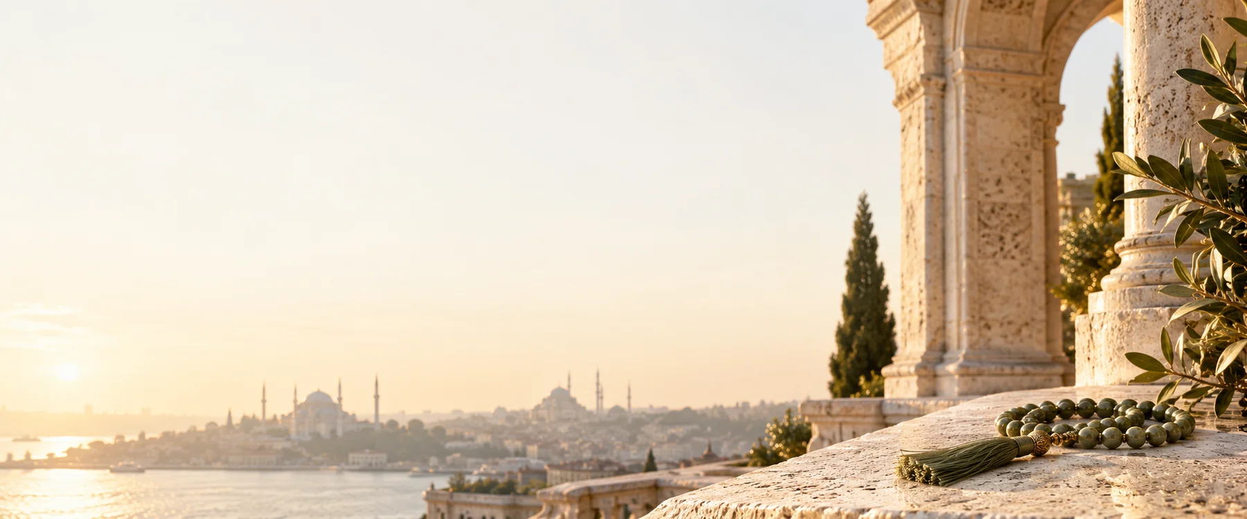Gün ışığında İstanbul manzarası ve bir terasta tesbih